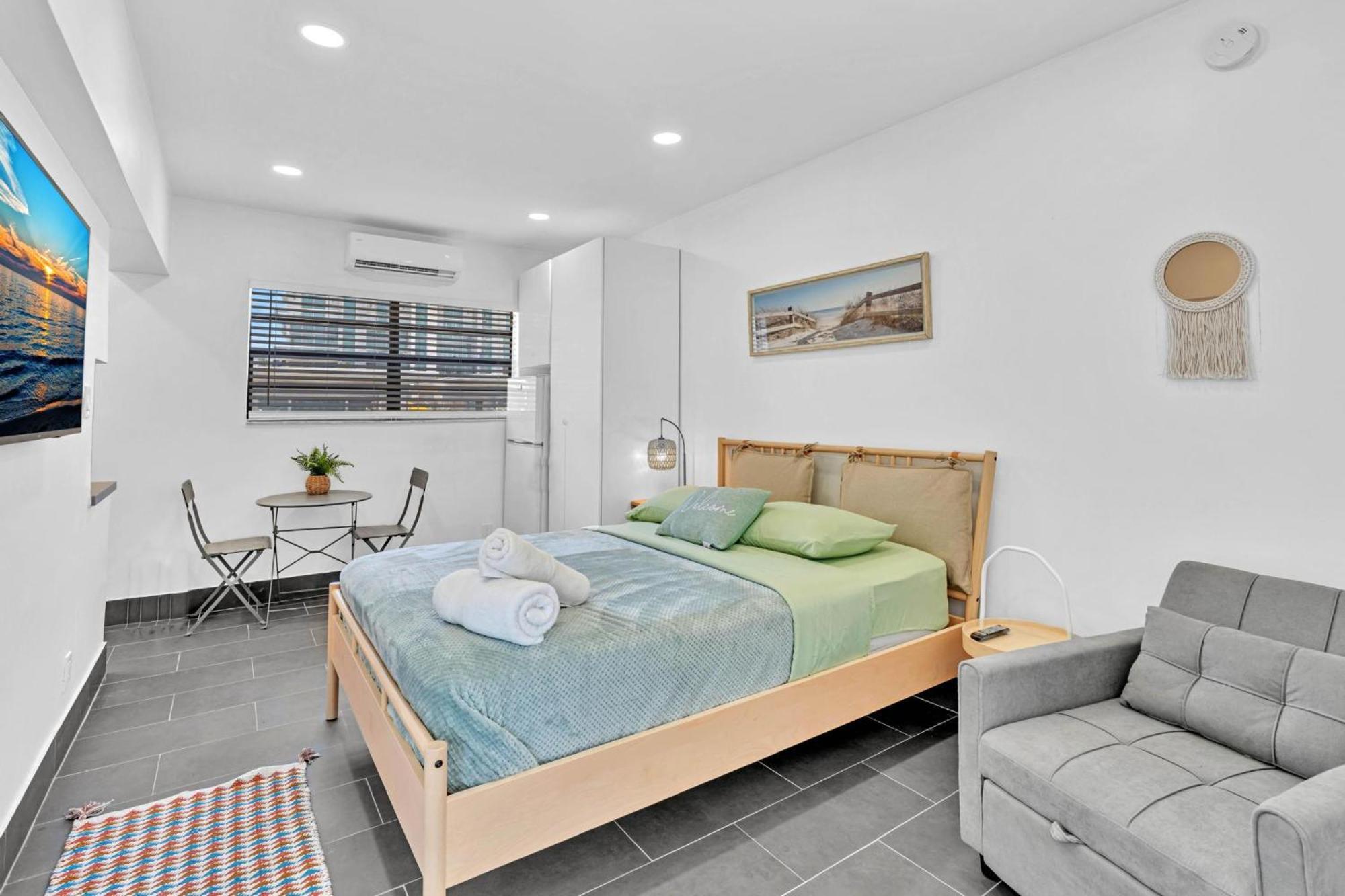 Apartment Beachfront & Pool Near Marriott Hollywood